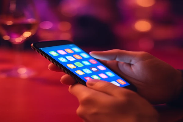 হাতে স্মার্টফোন নিয়ে একজন ব্যবহারকারী ডিজিটাল প্ল্যাটফর্মটি সহজভাবে ব্যবহার করছেন